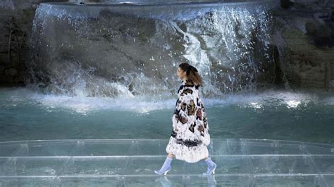 fendi modenschau trevi brunnen|Models walk on water as Karl Lagerfeld makes history .